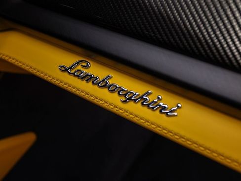 Used 2025 Lamborghini Urus SE AWD/4WD image 64