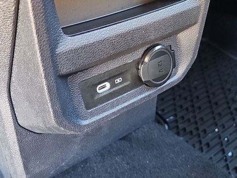 Certified 2022 Volkswagen Tiguan SEL R-Line image 18