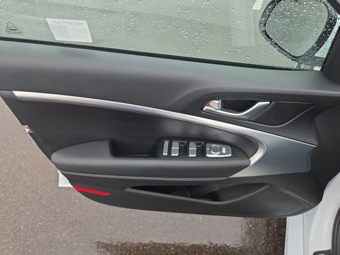 Used 2025 Genesis G70 2.5T image 6