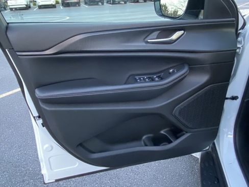 Used 2023 Jeep Grand Cherokee L Altitude image 11