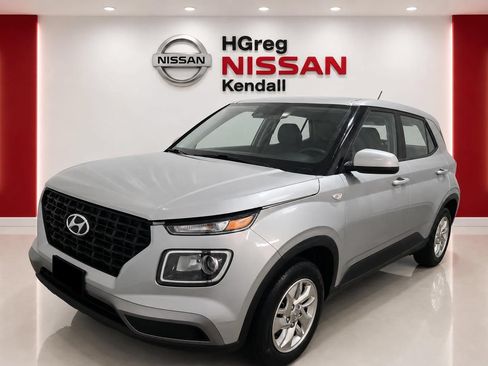 Used 2023 Hyundai Venue SE FWD image 3