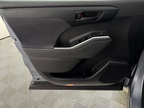 Used 2023 Toyota Highlander LE FWD image 10