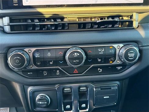 Used 2025 Jeep Wrangler Rubicon image 31