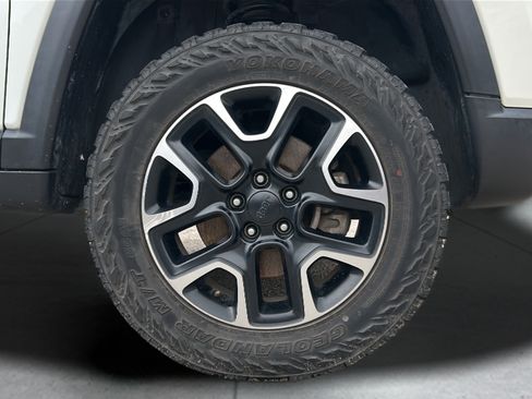 Used 2020 Jeep Compass Trailhawk AWD/4WD image 32
