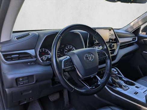 Used 2020 Toyota Highlander XLE image 10