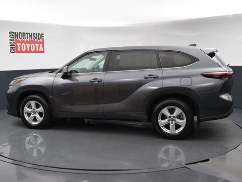 Used 2024 Toyota Highlander LE AWD/4WD image 2