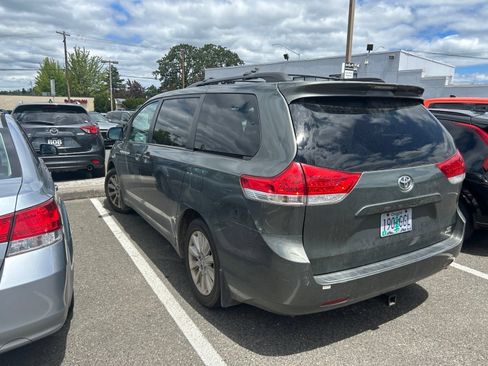 Used 2013 Toyota Sienna LE w/ Towing Pkg AWD/4WD image 4