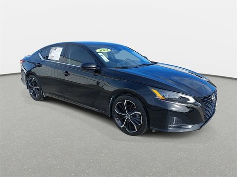Used 2023 Nissan Altima 2.5 SR image 3