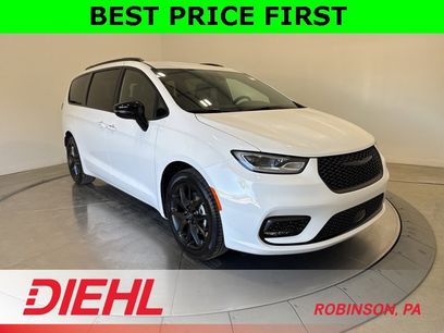 New 2026 Chrysler Pacifica Select w/ S Appearance Package