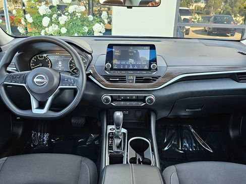 Used 2024 Nissan Altima 2.5 SV image 19