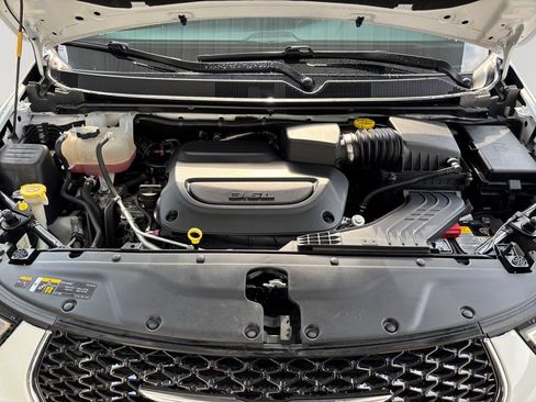 Used 2025 Chrysler Pacifica Select FWD image 9