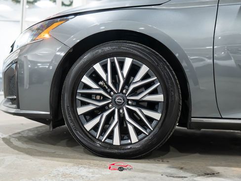 Used 2024 Nissan Altima 2.5 SV image 10