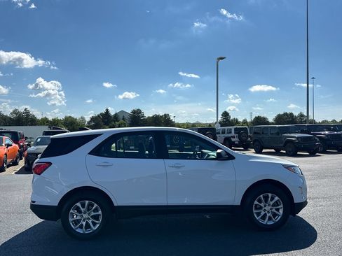 Used 2020 Chevrolet Equinox LS AWD/4WD image 2