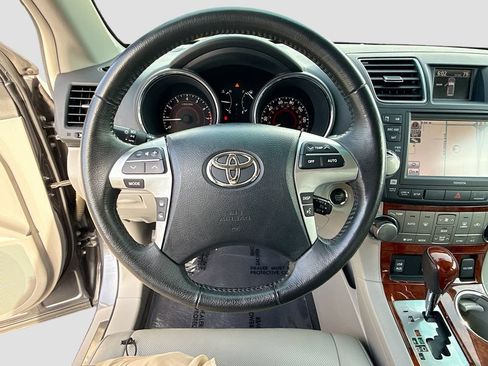Used 2012 Toyota Highlander Limited w/ Tow Pkg AWD/4WD image 38