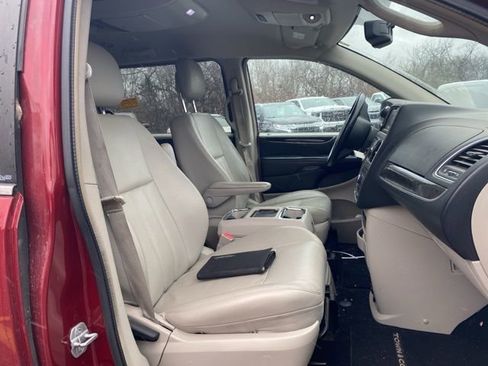 Used 2013 Chrysler Town & Country Touring image 8