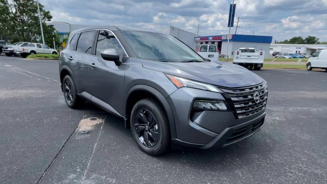 Used 2026 Nissan Rogue SV FWD image 2