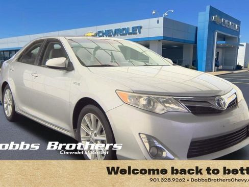 Used 2014 Toyota Camry XLE w/ Moonroof Package FWD image 2