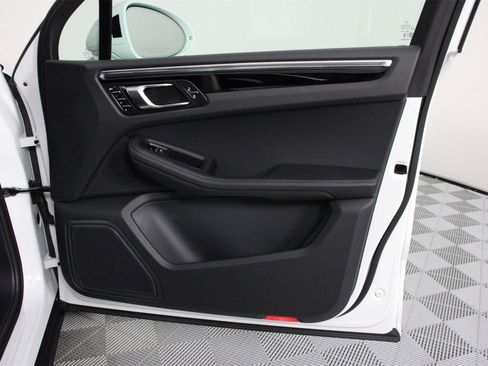 Used 2025 Porsche Macan image 23