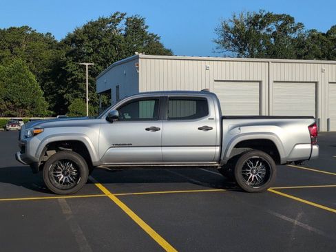 Used 2022 Toyota Tacoma SR5 w/ Technology Package RWD image 2