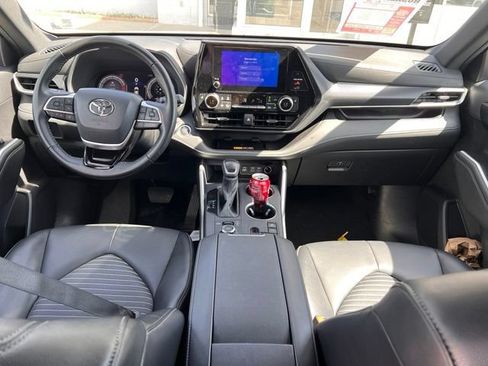 Used 2025 Toyota Highlander XSE AWD/4WD image 11
