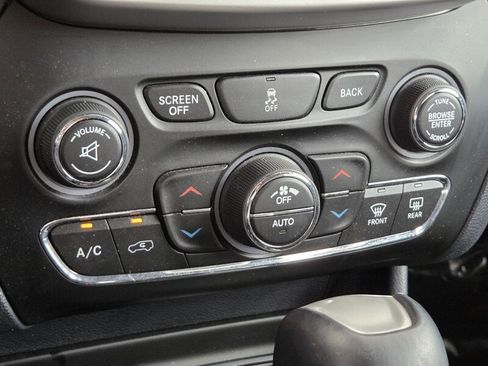 Used 2016 Jeep Cherokee Limited w/ Luxury Group AWD/4WD image 31
