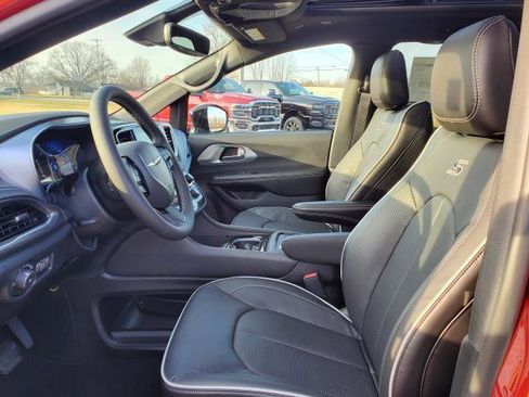 New 2026 Chrysler Pacifica Limited w/ S Appearance Package image 5