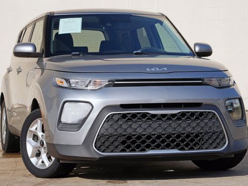 Used 2022 Kia Soul LX w/ Technology Package FWD image 2