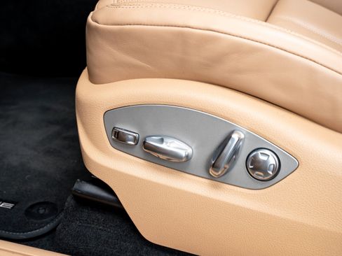 Certified 2025 Porsche Macan AWD/4WD image 30