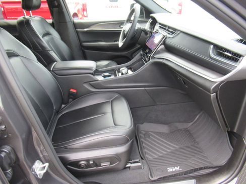 Used 2024 Jeep Grand Cherokee Limited w/ Black Appearance Package RWD image 10