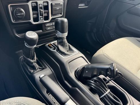 Used 2018 Jeep Wrangler Unlimited Sahara AWD/4WD image 19