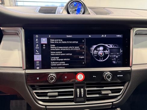 Used 2024 Porsche Macan AWD/4WD image 19