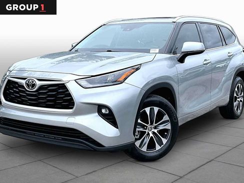 Used 2021 Toyota Highlander XLE FWD image 1
