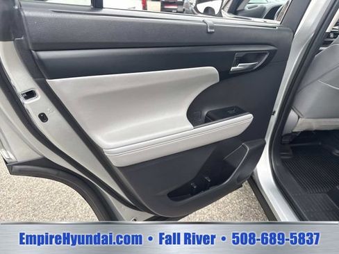 Used 2020 Toyota Highlander XLE AWD/4WD image 17