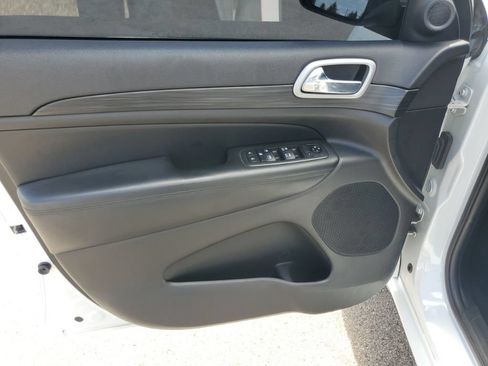Used 2019 Jeep Grand Cherokee Altitude AWD/4WD image 8