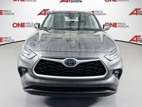 Used 2022 Toyota Highlander XLE FWD image 2