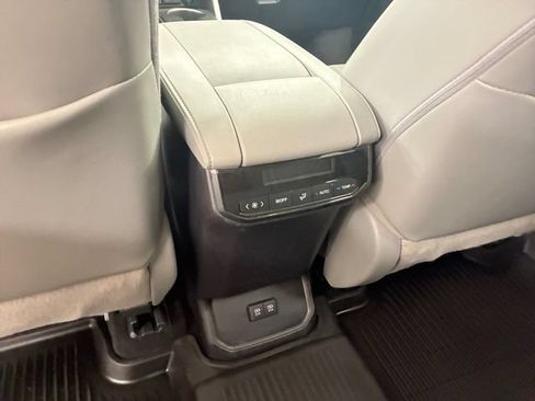 Used 2021 Toyota Highlander XLE AWD/4WD image 19
