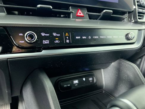 Certified 2025 Kia Sportage SX image 24