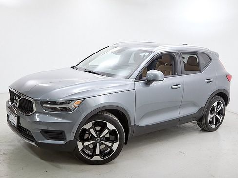 Used 2019 Volvo XC40 T5 Momentum image 3