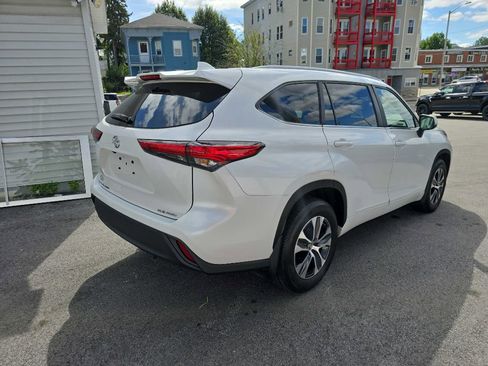 Used 2023 Toyota Highlander XLE image 7