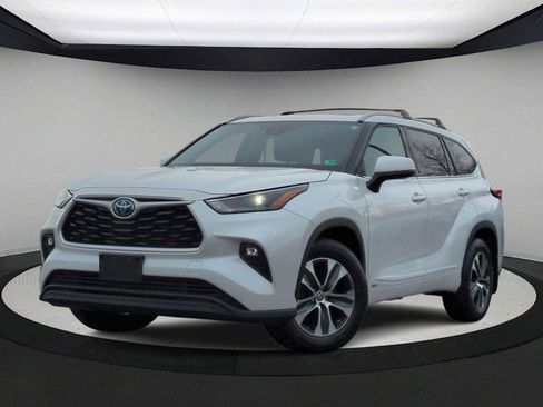 Used 2022 Toyota Highlander XLE image 1