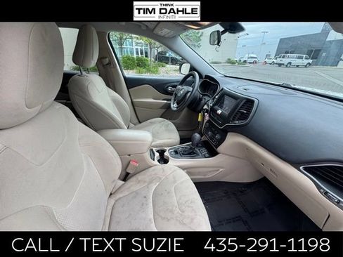 Used 2019 Jeep Cherokee Latitude w/ Popular Appearance Group FWD image 14