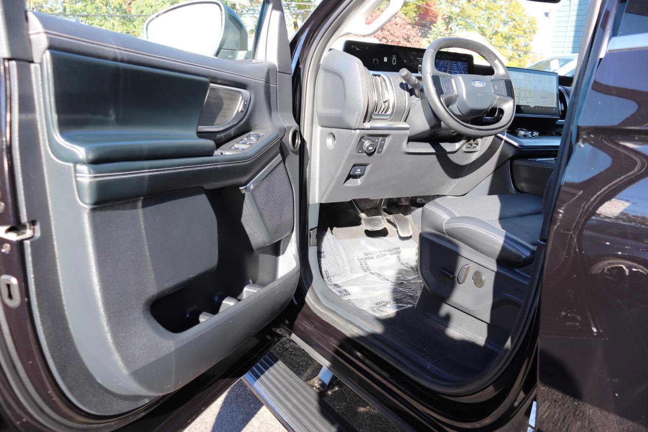 Used 2025 Ford Expedition Max Platinum AWD/4WD image 10