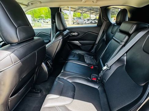 Used 2019 Jeep Cherokee Latitude Plus FWD image 17