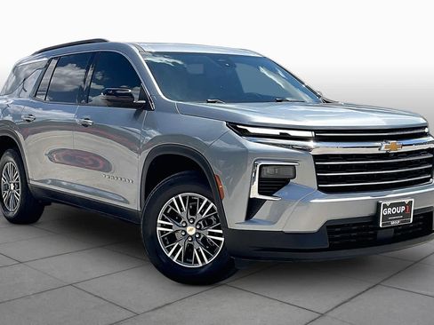 Used 2024 Chevrolet Traverse LT FWD image 3
