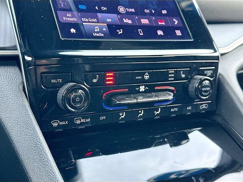 Used 2025 Jeep Grand Cherokee Altitude RWD image 16