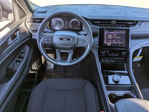 New 2025 Jeep Grand Cherokee Laredo image 16