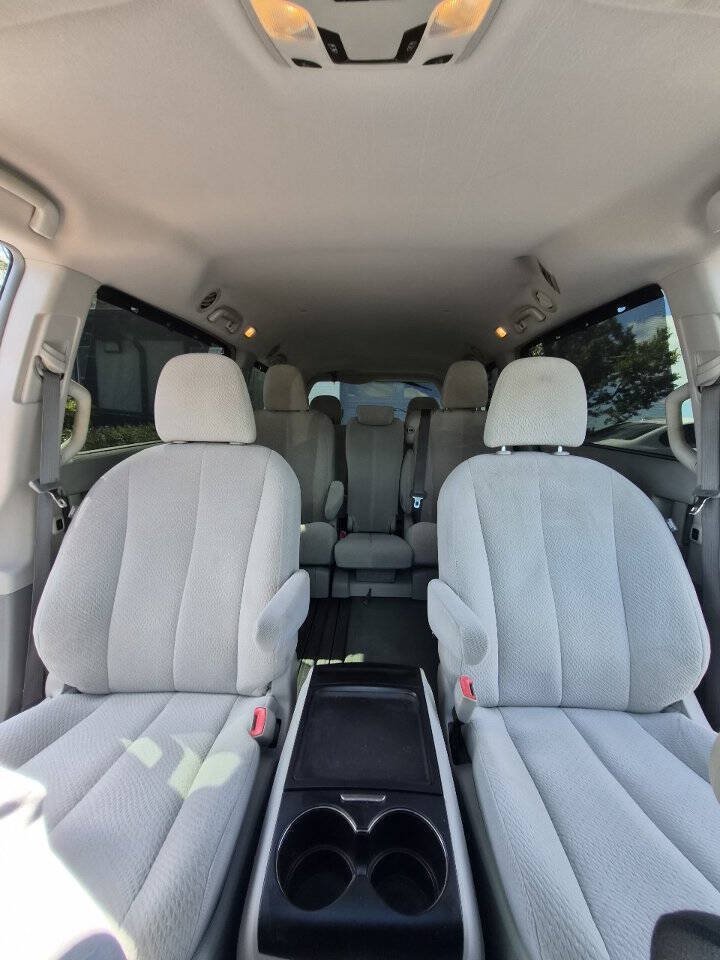 Used 2014 Toyota Sienna LE FWD image 28