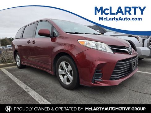Used 2018 Toyota Sienna LE image 1
