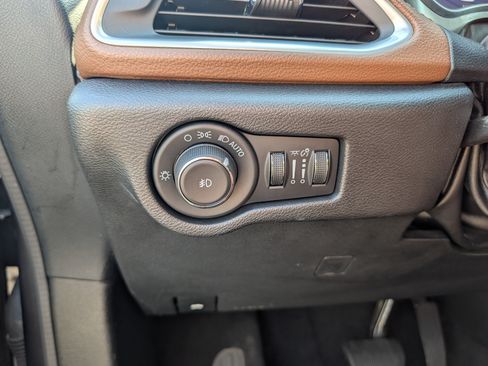 Used 2018 Chrysler Pacifica Limited w/ Tire & Wheel Group FWD image 28