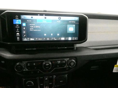 Used 2025 Jeep Wrangler Sport S image 18